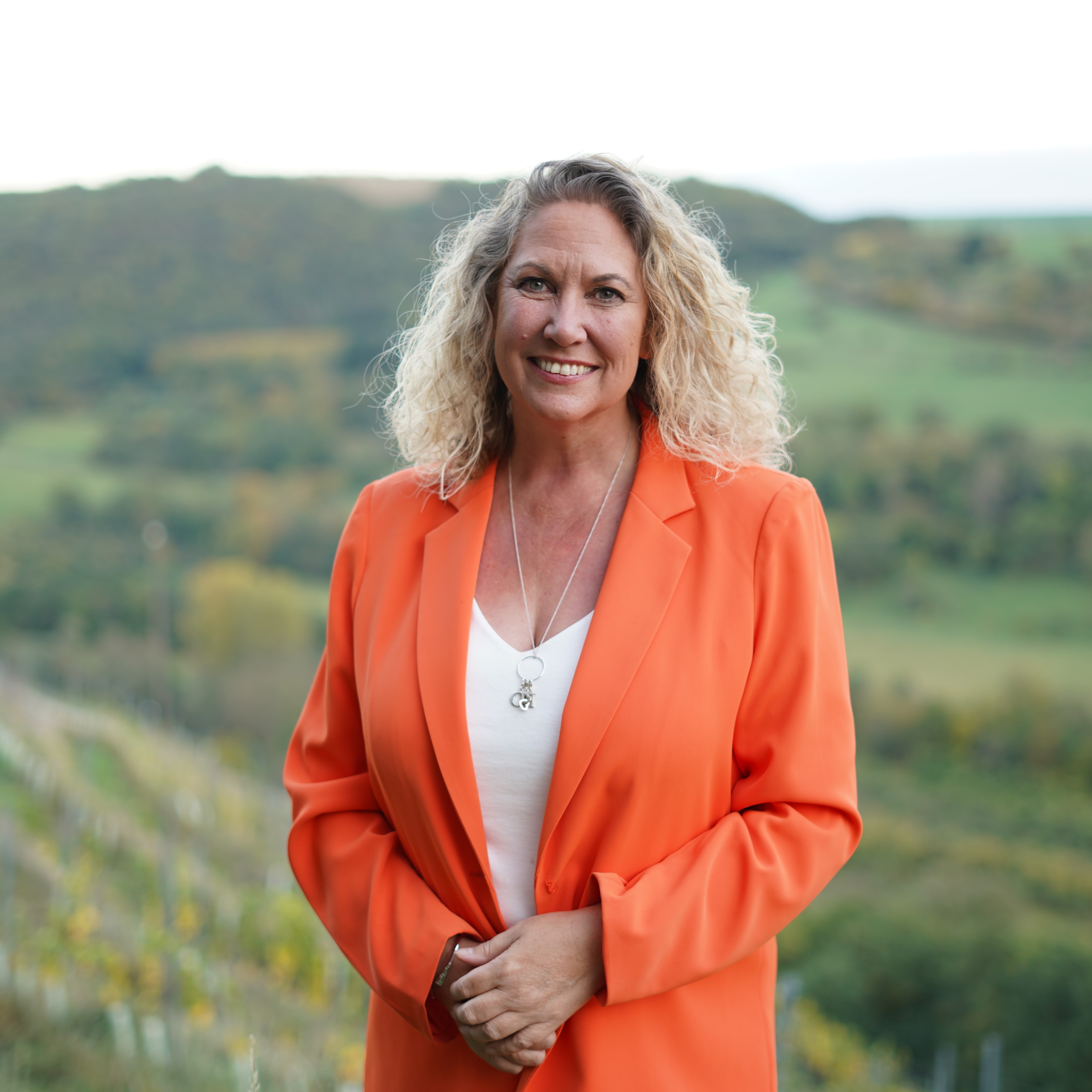 Porträt von Frau Dicks mit einem Wald im Hintergrund