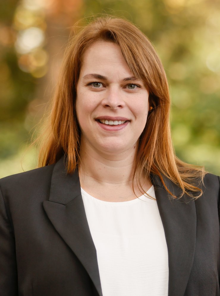 Porträt von Frau Fricke mit einem Baum im Hintergrund