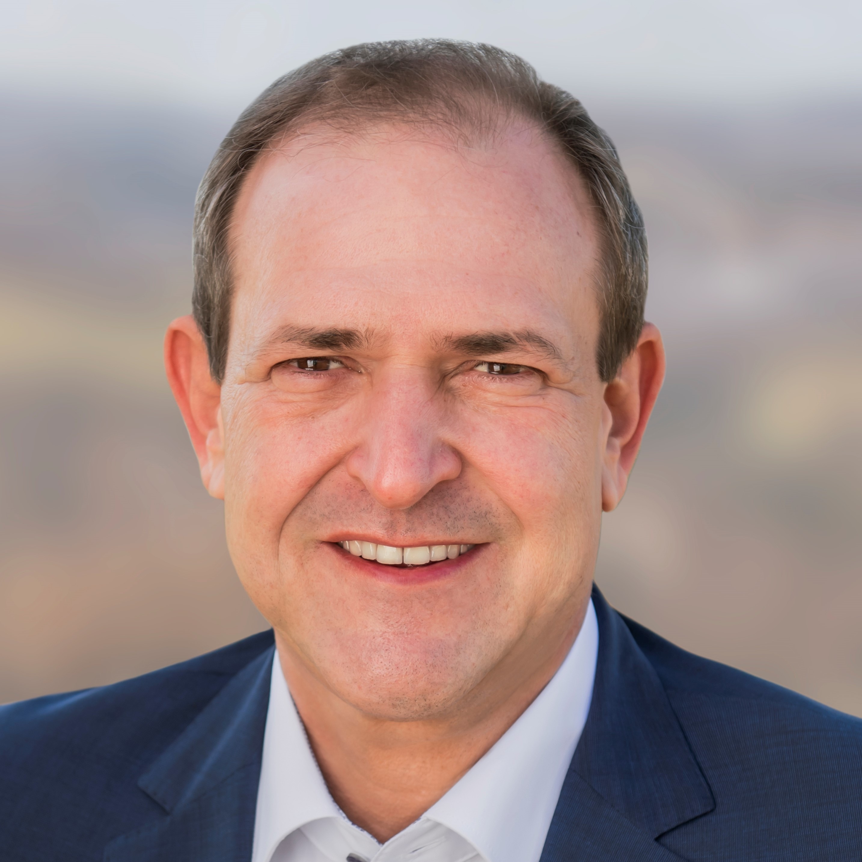 Porträt von Herr Frühauf auf einen grauen Hintergrund