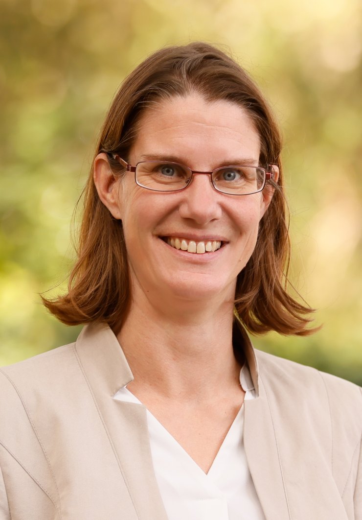 Porträt von Frau Kapischke mit einem Baum im Hintergrund