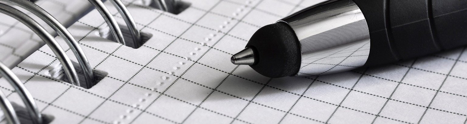 ein leeres karriertes Blatt mit einem schwarzen Stift